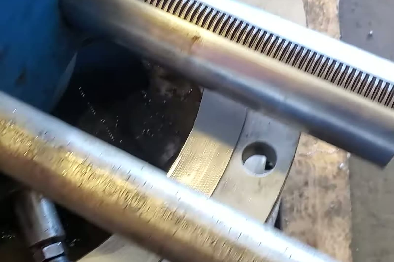 Feed screw and rotating arm tracking the freshly machined flange face
