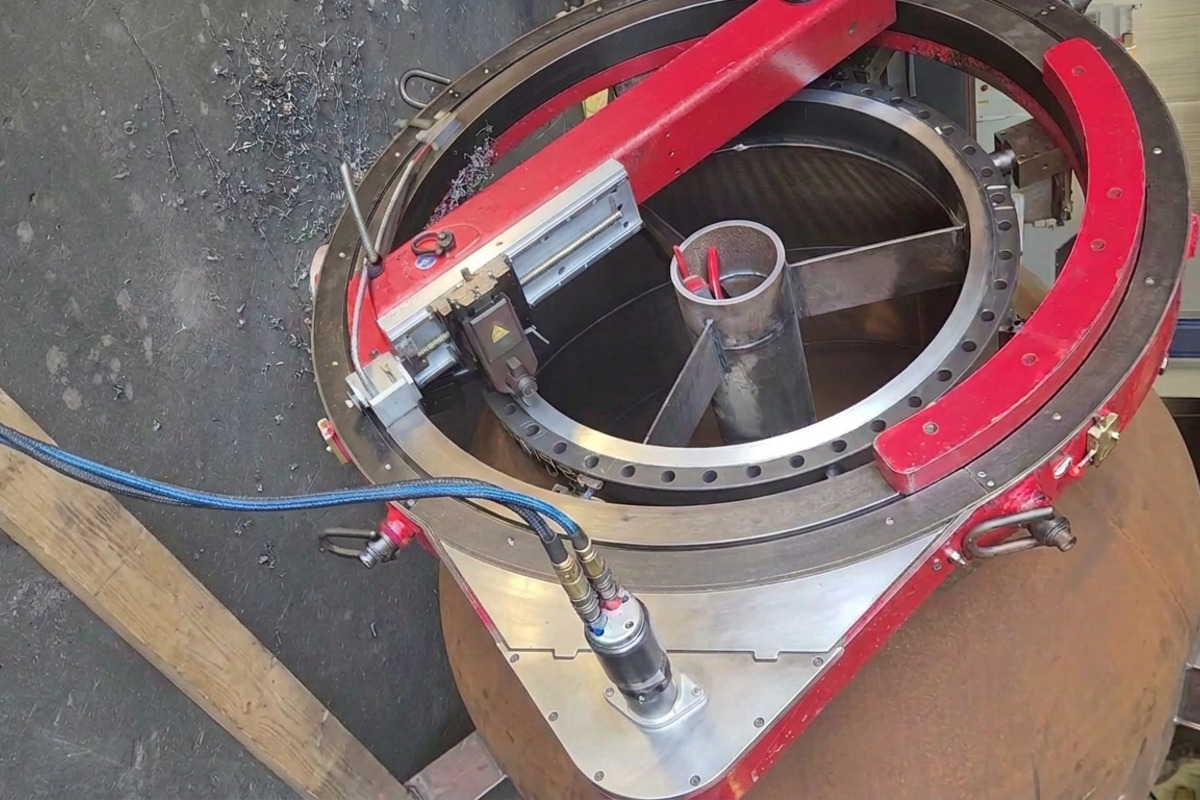 Portable flange facing machine mounted to the pressure drum sealing face