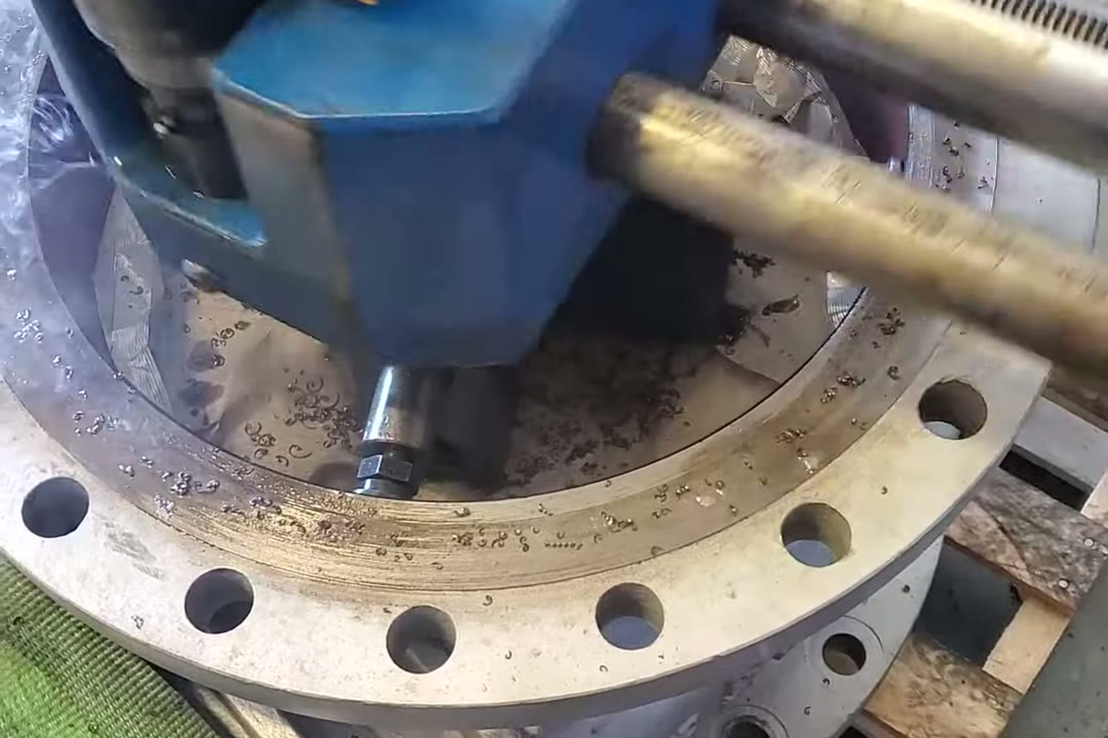 Portable facing machine mounted to the 20 in. Class 150 gate valve, cutting the gasket surface