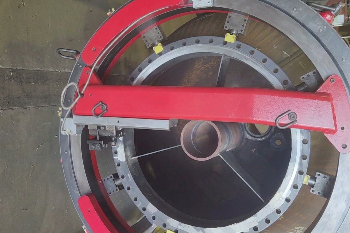 Facing head tracking the gasket surface across the full bolt circle